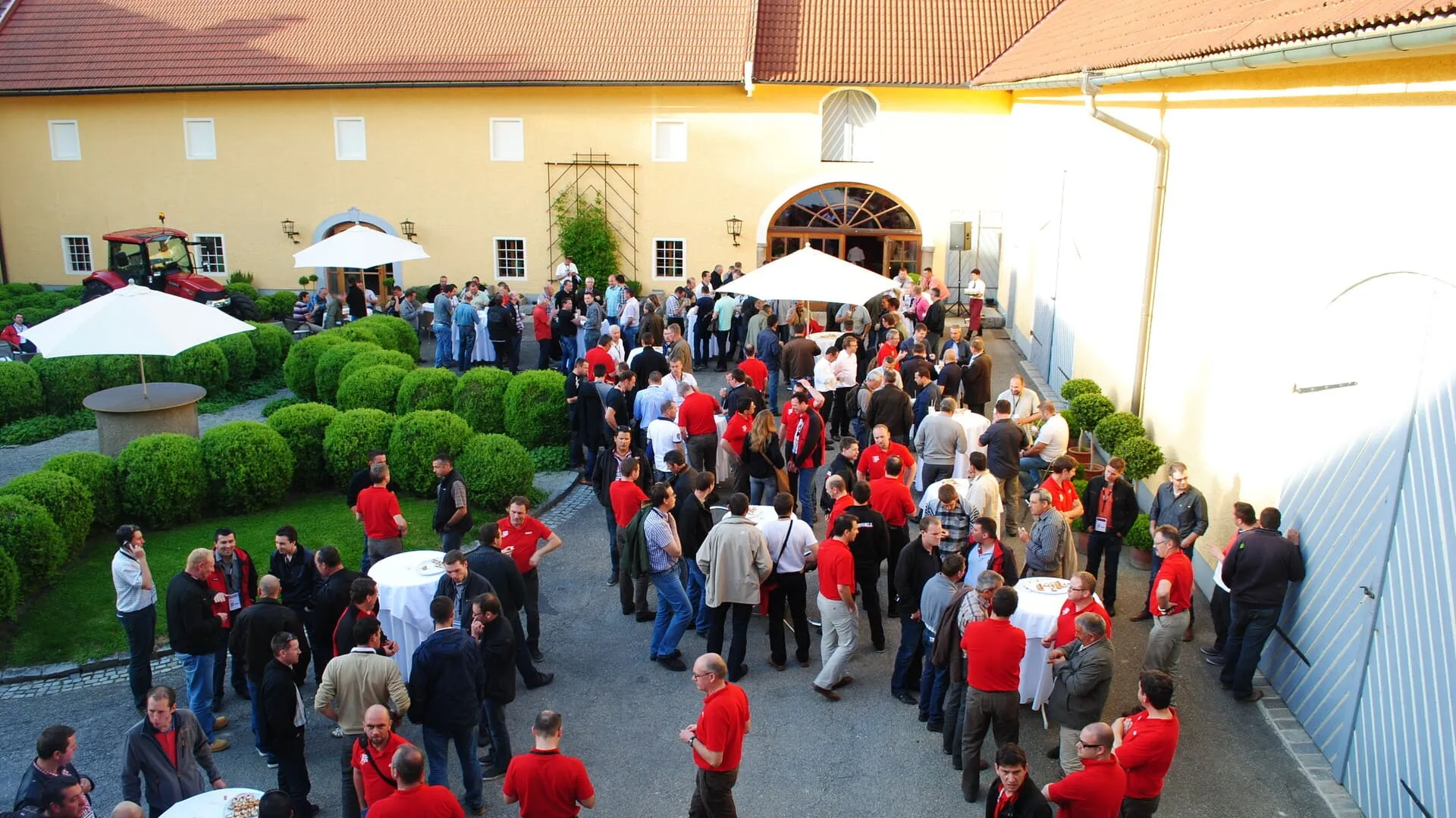 Sommerfest im Innenhof des Burnerhofs