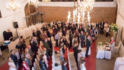 Hochzeitszermonie im Stadl