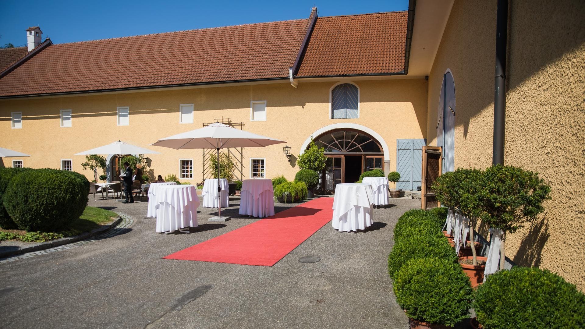 Innenhof roter Teppich